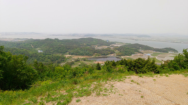 오성산 정상에서 본 군산시와 맞은편의 서천시