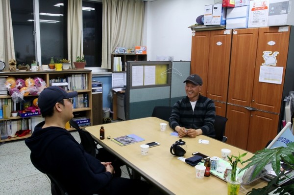 대담중인 오택준 로드프레스 대표(左)와 정병귀 진안 고원길 사무국장(右)