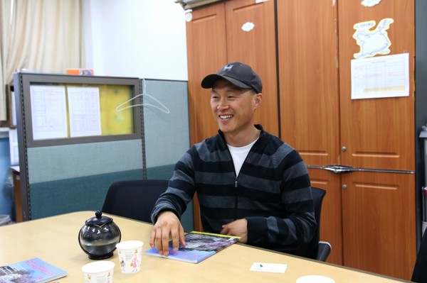 인터뷰 중 같이 공유할 수 있는 아이디어가 많다며 웃는 정병귀 사무국장