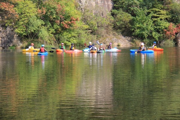 ZEROGRAM에서 주최한 아웃도어 행사. 감동벼룻길에서 카누를 즐기고 있다.