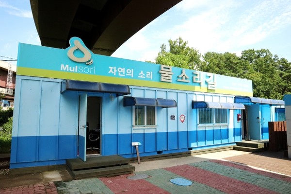 아신갤러리 인근에 위치한 아름다운 물빛 색의 컨테이너 사무소