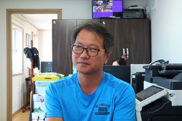 질문에 대답하는 조상민 사무장