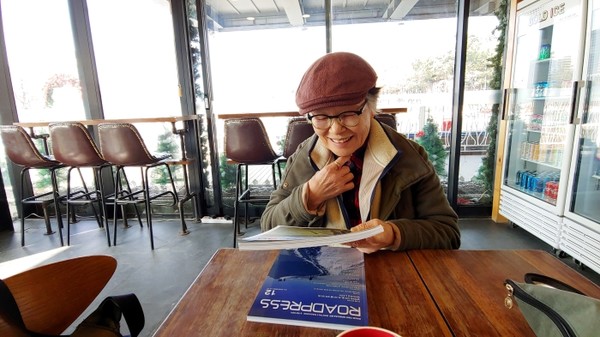 송도의 한 카페에서. 월간 로드프레스를 받은 황안나 선생님