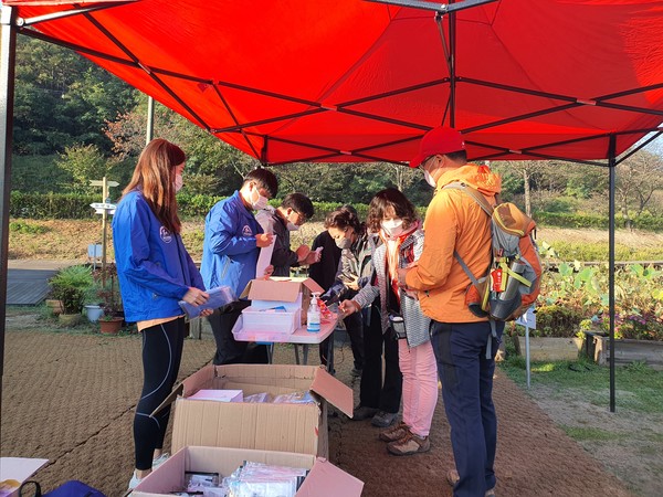 체온체크와 출발 등록, 기념품 수령 등을 철저한 방역 속에서 진행하는 운영진들