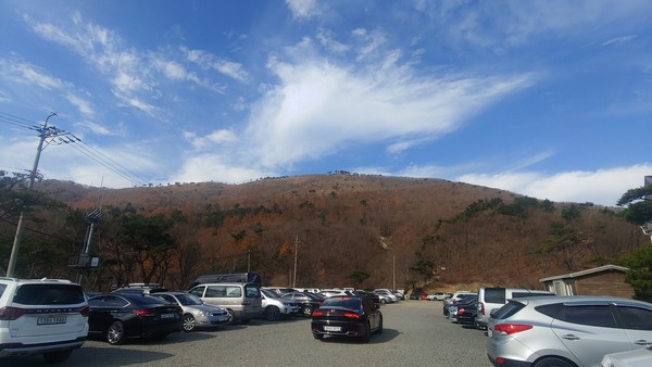 배내고개 주차장. 전면으로 보이는 등산로들은 산불방지통제구간으로 묶여있다.