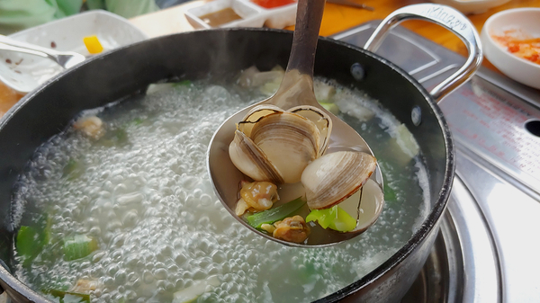 오동통한 동죽 살이 먹음직스럽다.