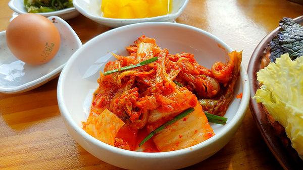 이곳 김치 맛은 정말 탁월하다. 알싸한 마늘 맛을 좋아한다면 몇 그릇이 사라질 것이다.