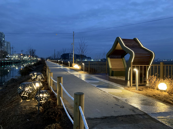 새롭게 단장된 동산동 대간선수로 야간경관