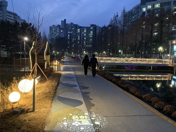 동산동 대간선수로를 주민들이 걷고있다.