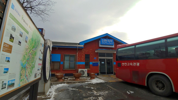 신탄리역의 모습. 현재는 경원선 공사로 해당구간에 기차대신 셔틀버스를 운영중이다.