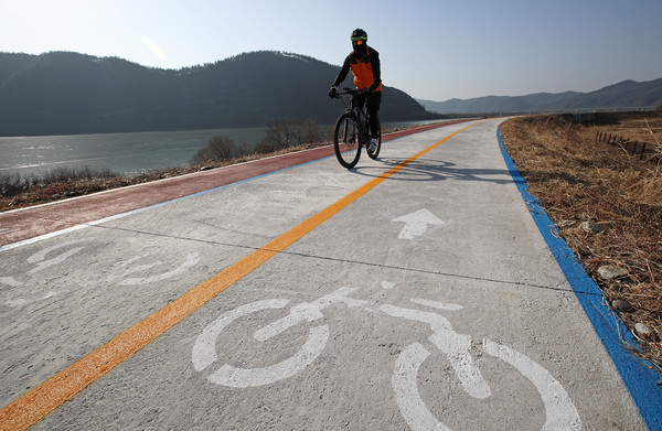 개통된 구간을 자전거 이용객이 이용하고 있다.