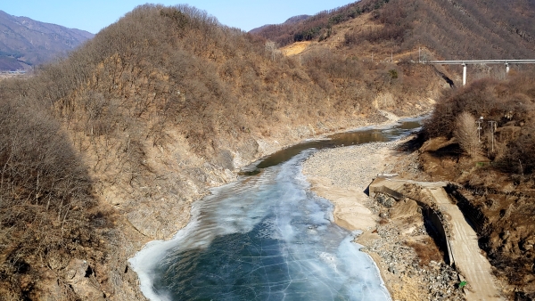 하늘다리에서 바라본 멍우리 협곡. 좌측 산의 능선이 멍우리길 구간이리라.