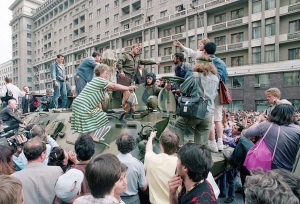 1990년, 소련의 몰락이 가속되다