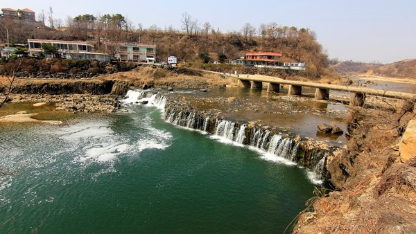 다리 건너 맞은편에서 내려다 본 직탕폭포의 위용