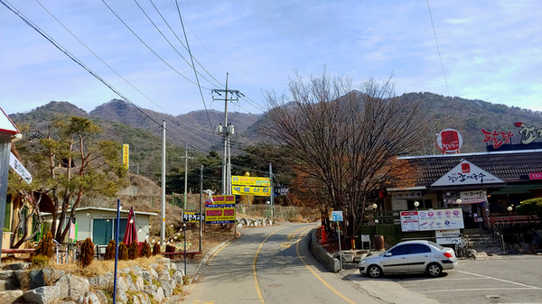 예봉산 아래로 올라간다