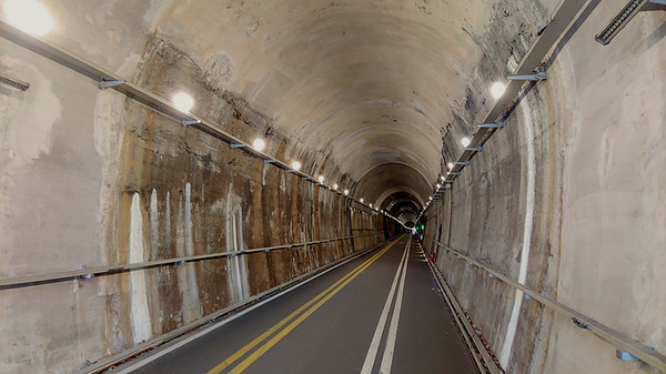 터널 안은 밝게 조명이 잘 되어있다.