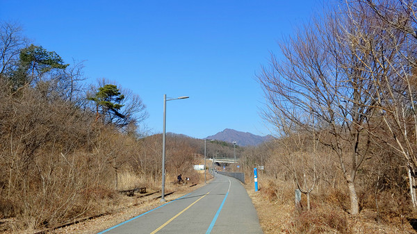 다시 시작된 남한강 자전거길과의 동행. 저 멀리 운길산이 보인다.