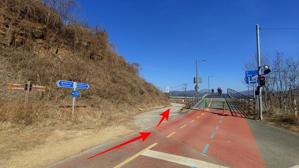 운길산역 부근에서. 정약용길은 좌측의 샛길로 빠진다.