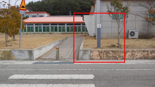 코스가 아닌 길 건너편에 위치해 있는 남파랑길 표식