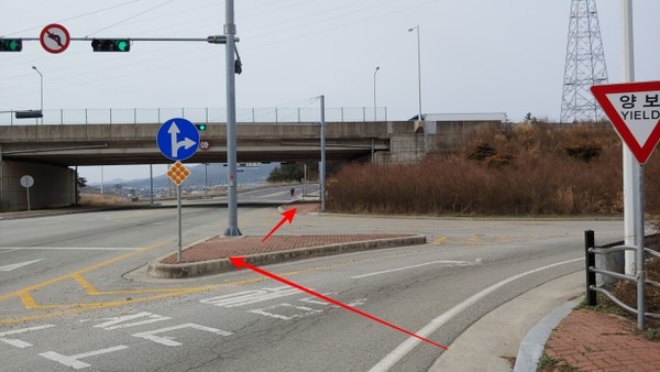 첫 번째 무단횡단 구간 (코너를 돌아 차량의 진출입이 이어지는 구간이다.)