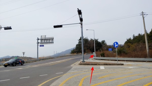 두 번째 무단횡단 구간 (차량의 진출입이 이어지며 교각에 가려 보행자의 예측이 어렵다.)