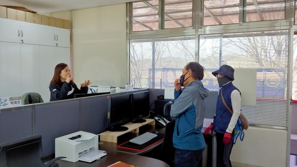 사무실에서 완주자를 응대하고 길에 대한 의견을 적극적으로 받는 김민서 과장