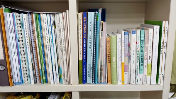 책장은 걷기에 대한 자료와 책자로 가득 차 있다.