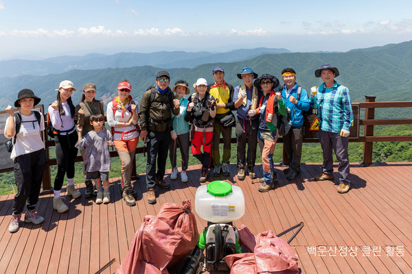 자연정화활동을 마친 참가자들 (사진제공 광양시청)