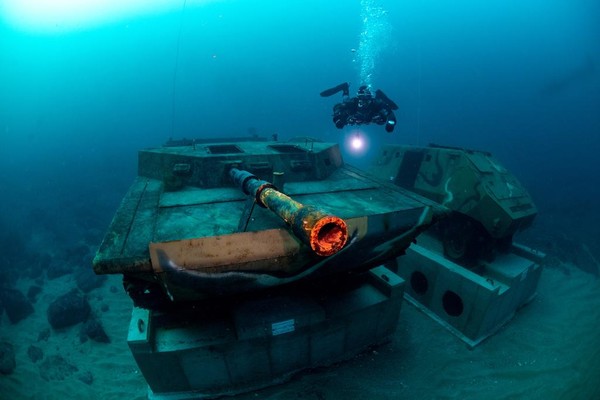 강릉수중박물관 내 폐장갑차. 노진우 다이버 제공.