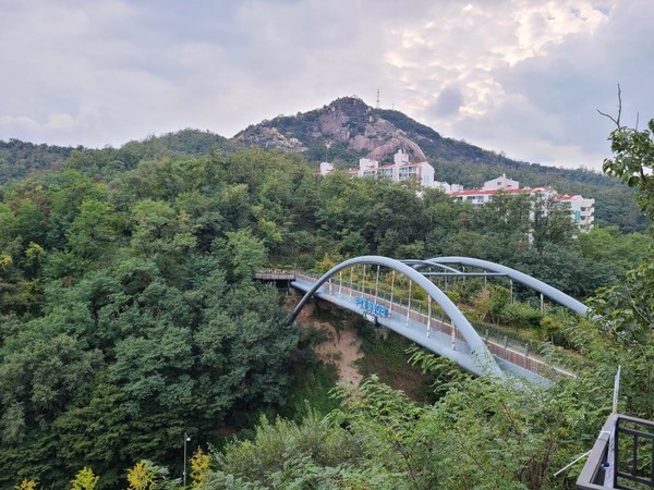서울시 서대문구 무악재, 단절된 녹지축 연결 사례. 서울시 제공