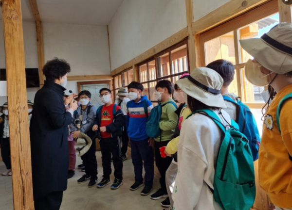 진월초, 섬진강변 걷기 도전활동. 진월초 제공