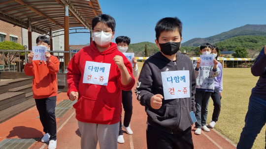 청양군, 합천초 건강걷기 365. 합천초 제공