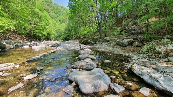 가평, 연인산 계곡길. 가평군 제공