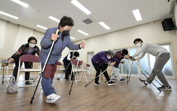 노르딕스틱 걷기교육. 장수군 제공