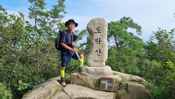 양주 마루금길 2일차 인증지점 도락산 정상, 한대영님. (주)오디스 제공
