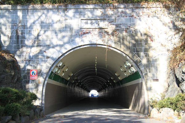 군산 해망굴. 군산시 제공