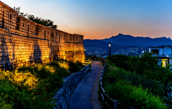 서울도보해설관광 가족 코스 중 낙산성곽. 서울관광재단 제공