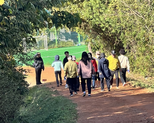해남군은 우슬맨발산책로 걷기체험 진행/사진제공=해남군